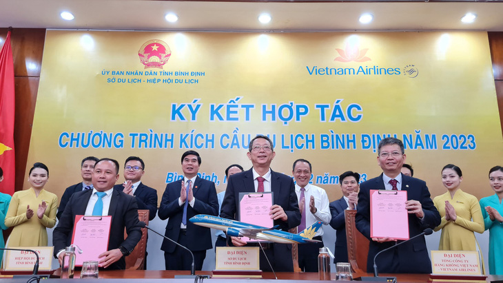 Đại diện Vietnam Airlines và UBND tỉnh Bình Định, Hiệp hội Du lịch tỉnh Bình Định ký kết thỏa thuận hợp tác kích cầu du lịch năm 2023