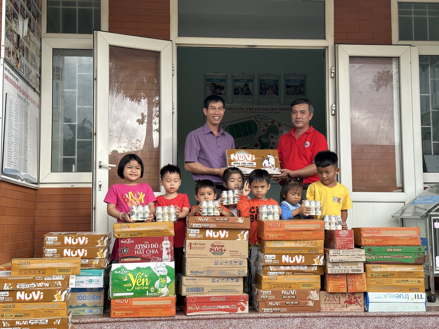 Tặng sữa cho các em thiếu nhi tại Làng trẻ em SOS Quy Nhơn