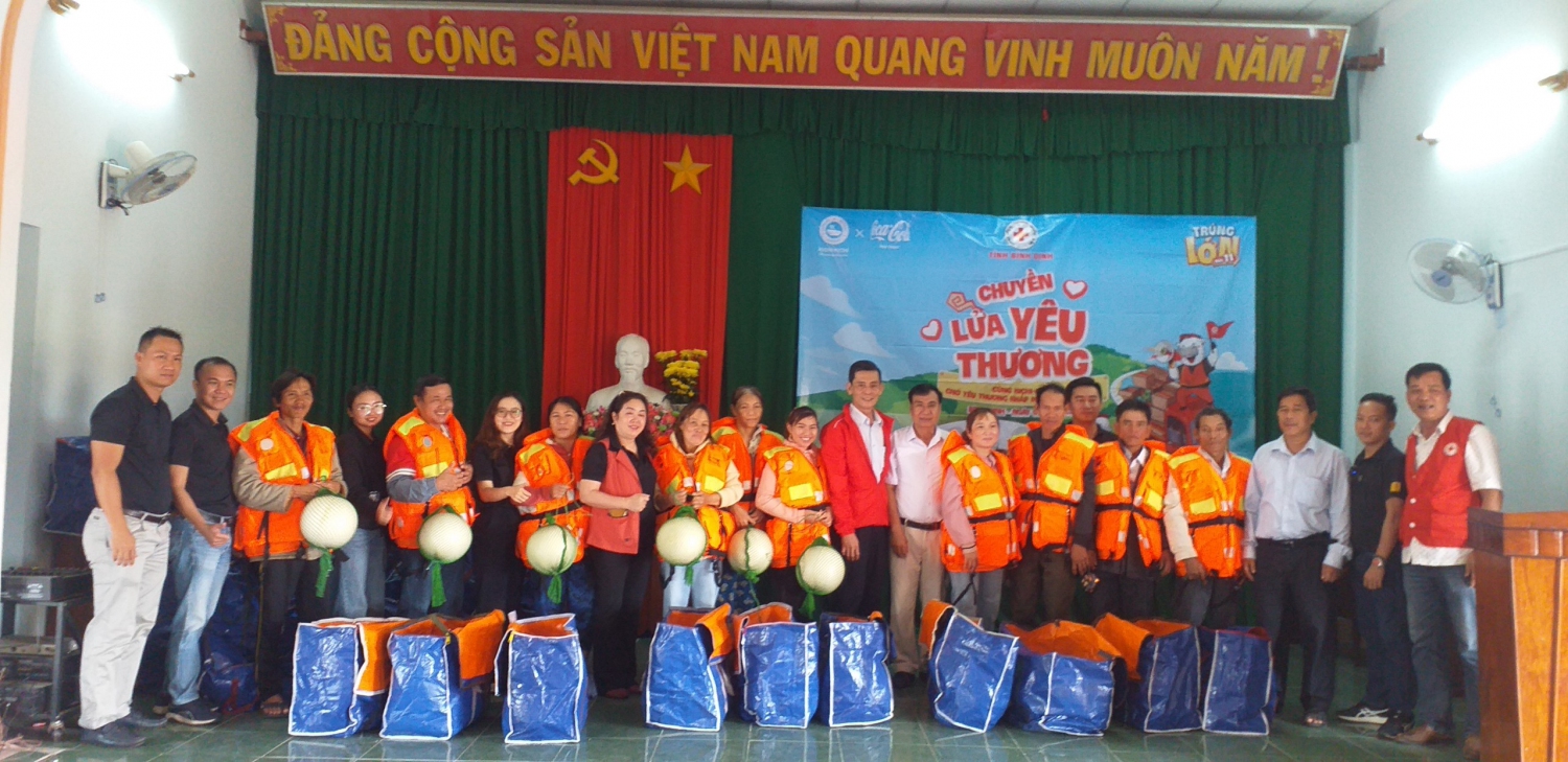 Hội chữ thập đỏ tỉnh trao tặng bộ áo phao cho ngư dân nghèo