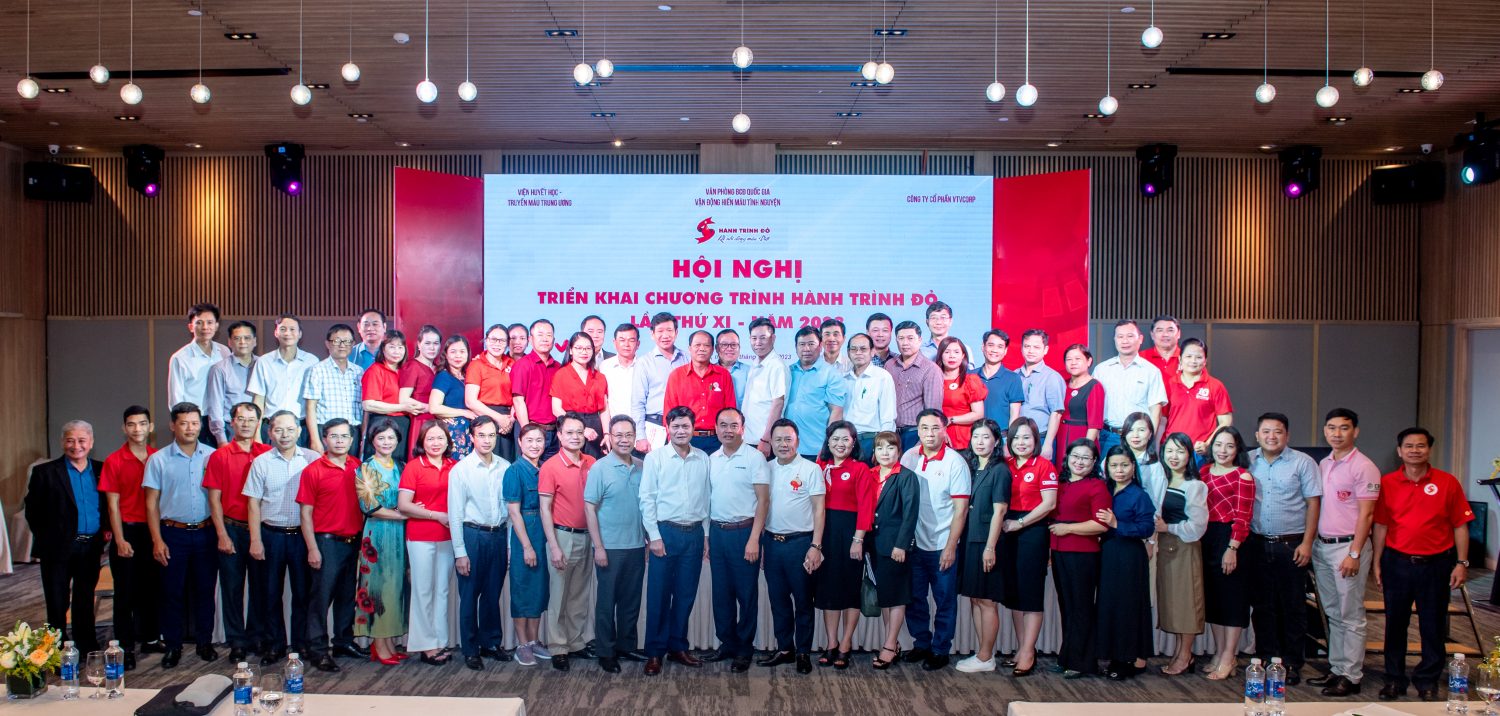 Đại biểu chụp ảnh lưu niệm