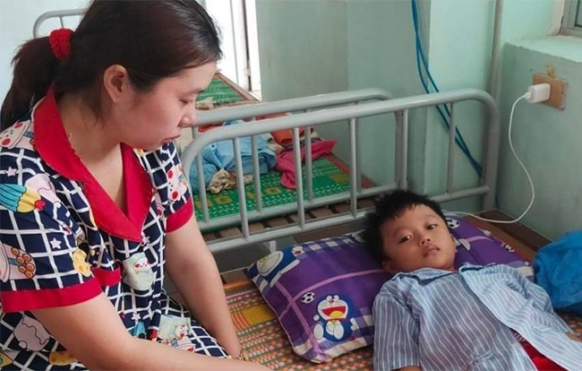 Chị Hằng chăm con trai tại bệnh viện