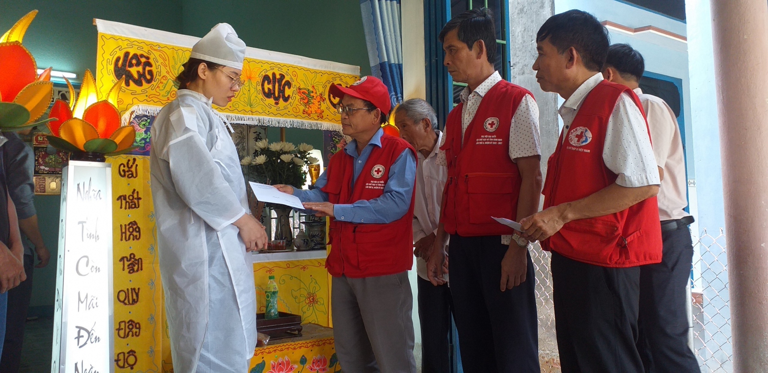 Hội CTĐ tỉnh kịp thời thăm hỏi động viên và hỗ trợ các nạn nhân bị chết trong vụ lật xe tải ở Phú Yên