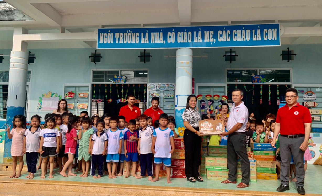 Hội chữ thập đỏ tỉnh Bình Định Trao tặng sữa cho trẻ em Trường Mẫu giáo xã Nhơn Hải