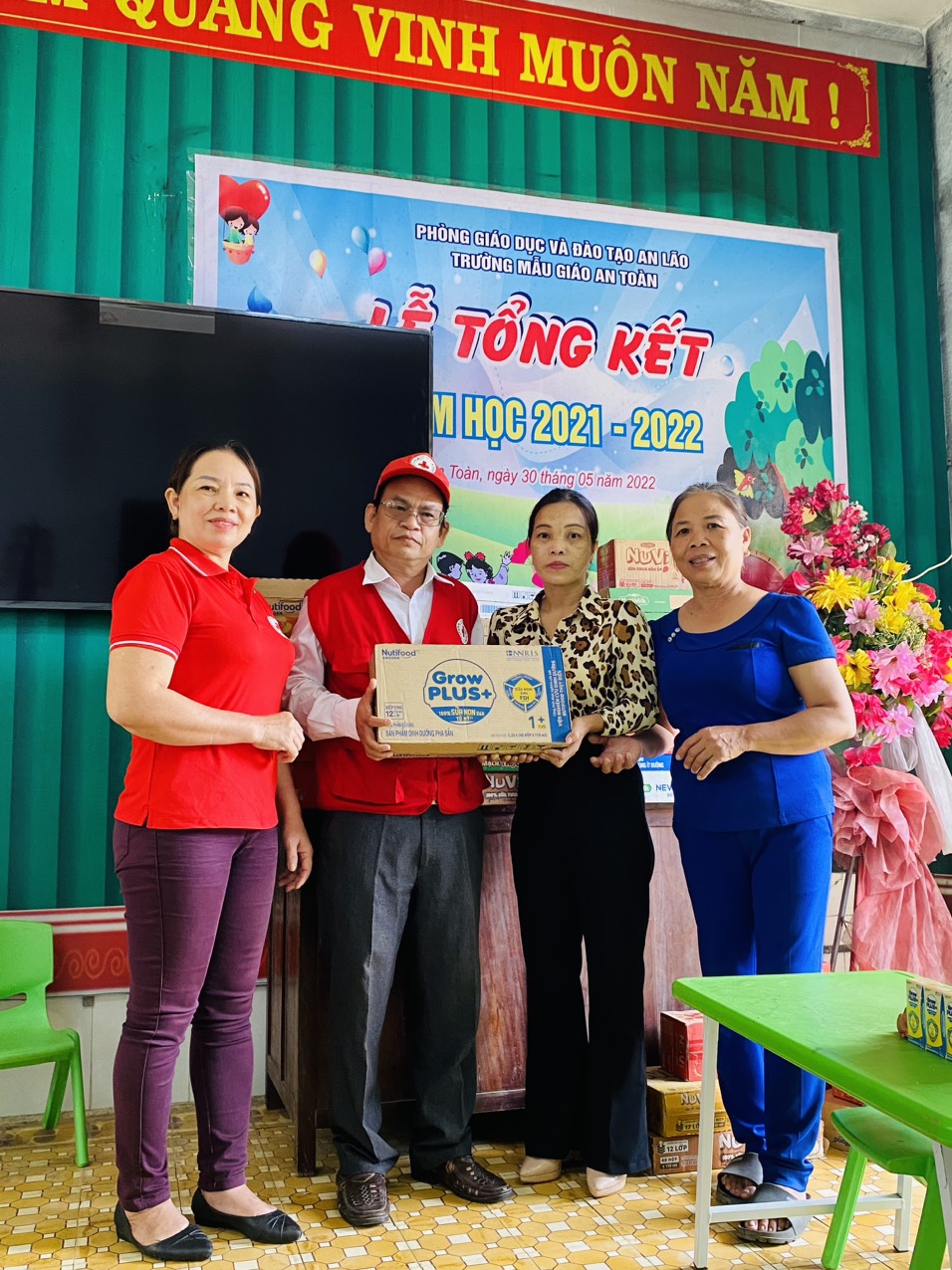 Hội chữ thập đỏ tỉnh trao, tặng sữa cho trẻ em, người gia và phụ nữ mang thai