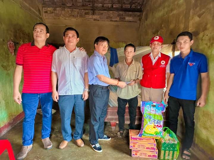 Hội CTĐ huyện Tây Sơn:  Tặng quà bệnh nhân nghèo, hộ nghèo