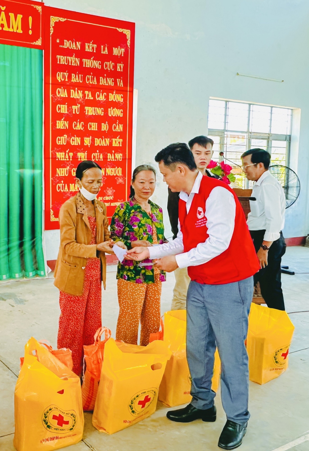 Hội CTĐ Tây Sơn phối hợp tặng quà