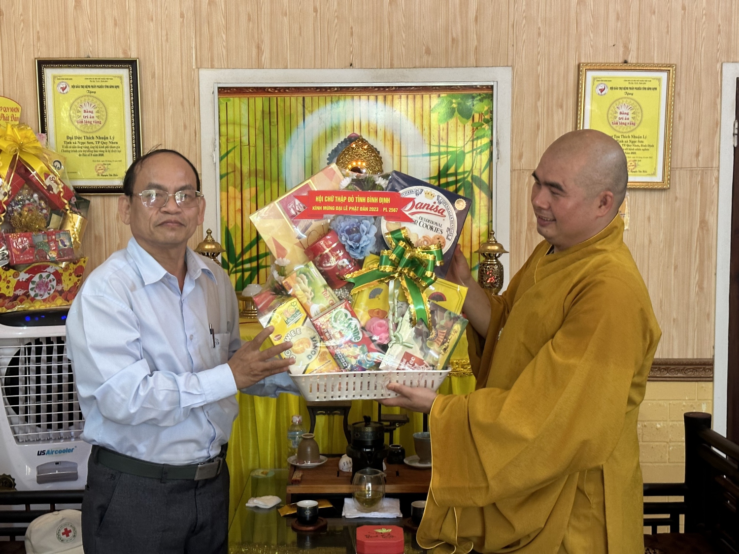 Hội Chữ thập đỏ tỉnh thăm chúc mừng Đại lễ Phật đản.