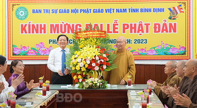 Bí thư Tỉnh ủy Hồ Quốc Dũng tặng hoa chúc mừng Ban Trị sự Giáo hội Phật giáo Việt Nam tỉnh