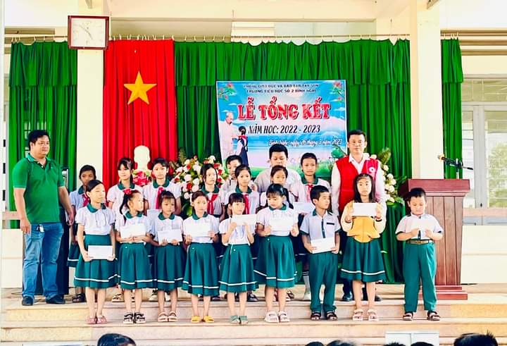 Trao tặng sữa cho học sinh ở huyện Tây Sơn