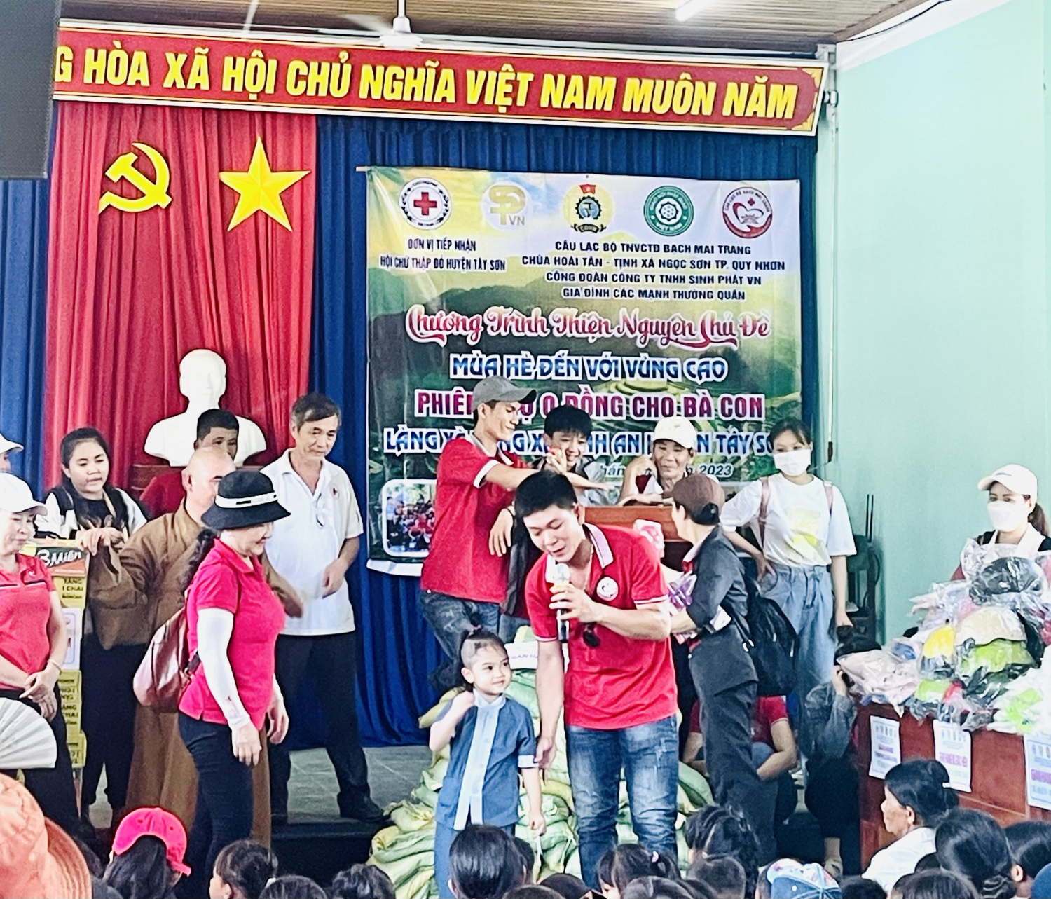 Chương trình thiện nguyện với chủ đề mùa hè đến với vùng cao
