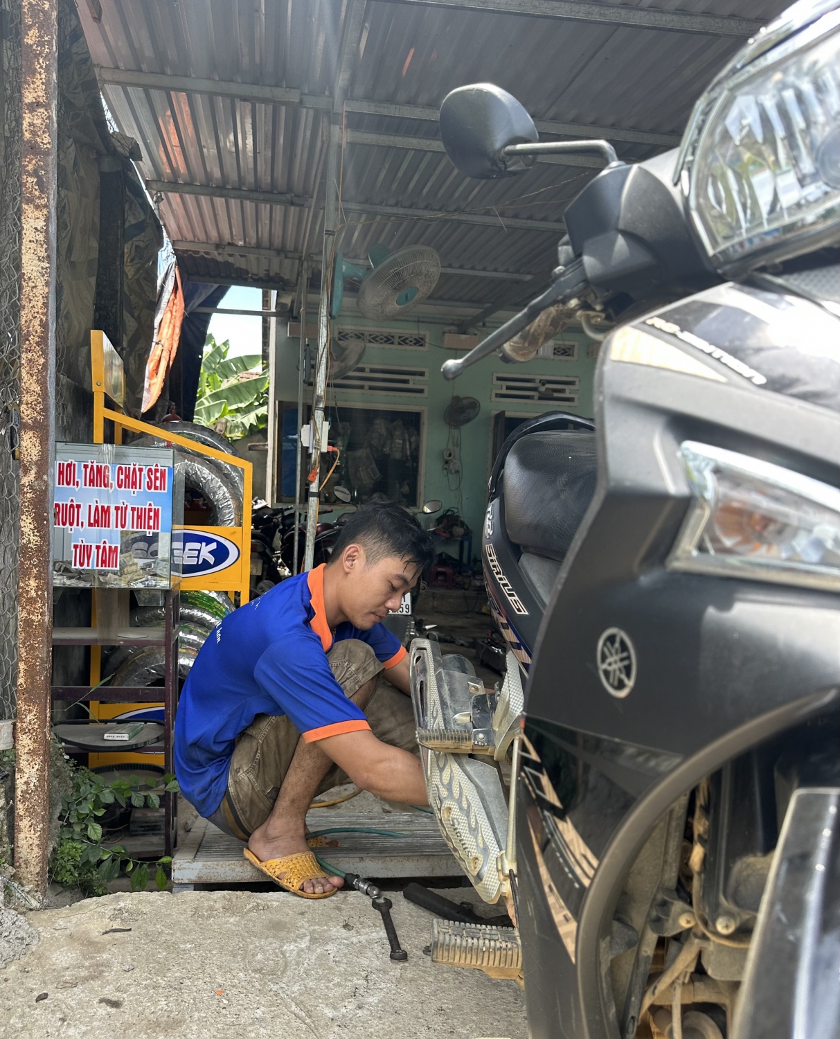 Chàng thanh niên gần 10 năm sửa xe, vá xe miễn phí cho người dân
