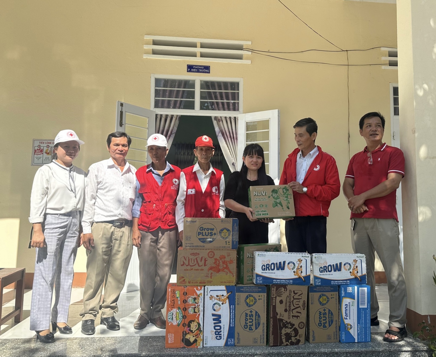 PHÙ MỸ - KHÁM BỆNH, CẤP PHÁT THUỐC CHO NGƯỜI NGHÈO