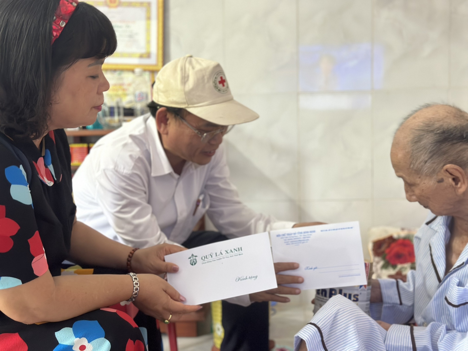 Hội Chữ thập đỏ tỉnh thăm tặng quà Mẹ VNAH nhân dịp 27/7