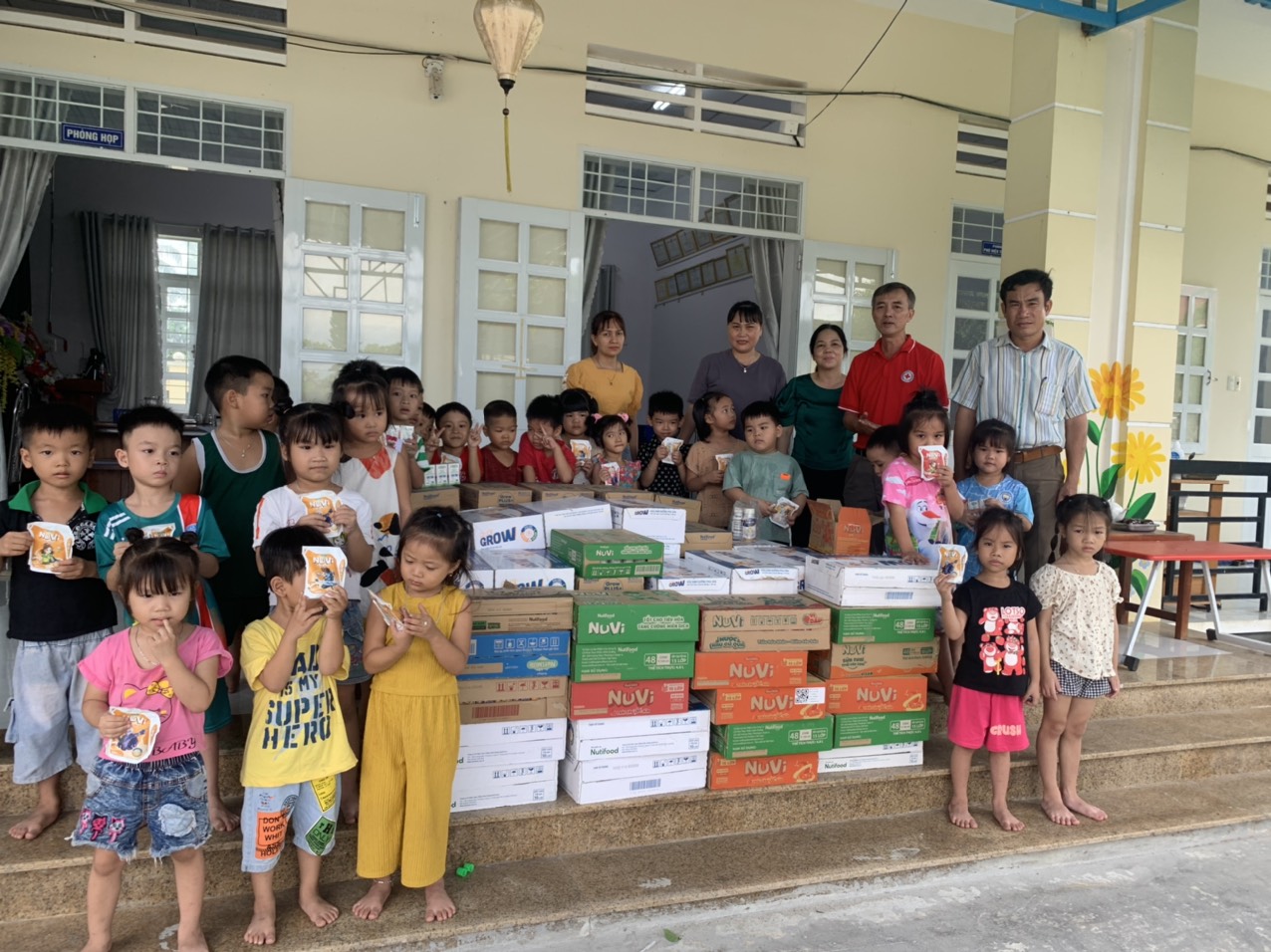 Tặng sữa cho học sinh trường Mẫu giáo xã Cát Trinh