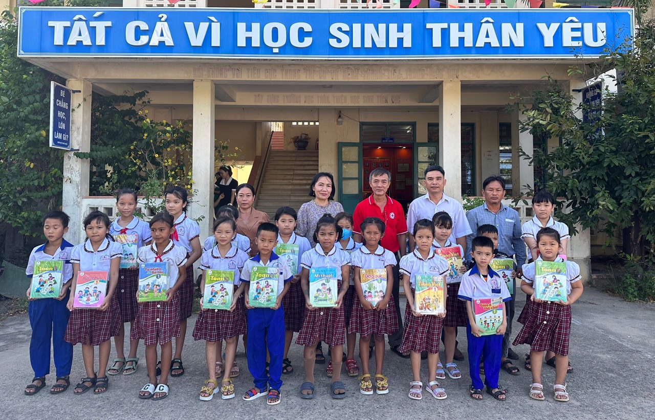 Hội CTĐ tỉnh tặng 2.500 bộ sách cho các em học sinh trước thềm năm học mới