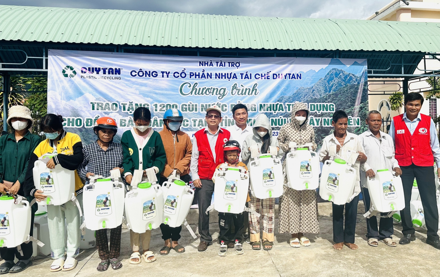 Công ty Cổ phần nhựa Duy Tân tổ chức chương trình trao tặng “Gùi nước về làng”