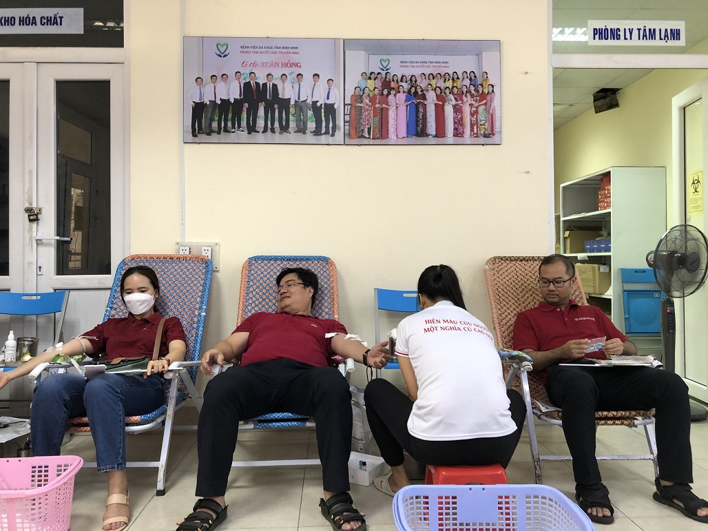 Ngân hàng NNPTNT và Đông Á chi nhánh Bình Định hiến máu tình nguyện