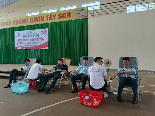 Cán bộ, chiến sĩ Trung đoàn 925 hiến máu tình nguyện