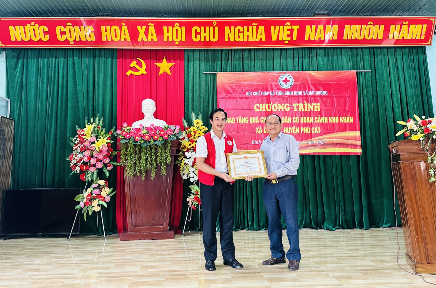 Tặng quà cho ngư dân có hoàn cảnh khó khăn
