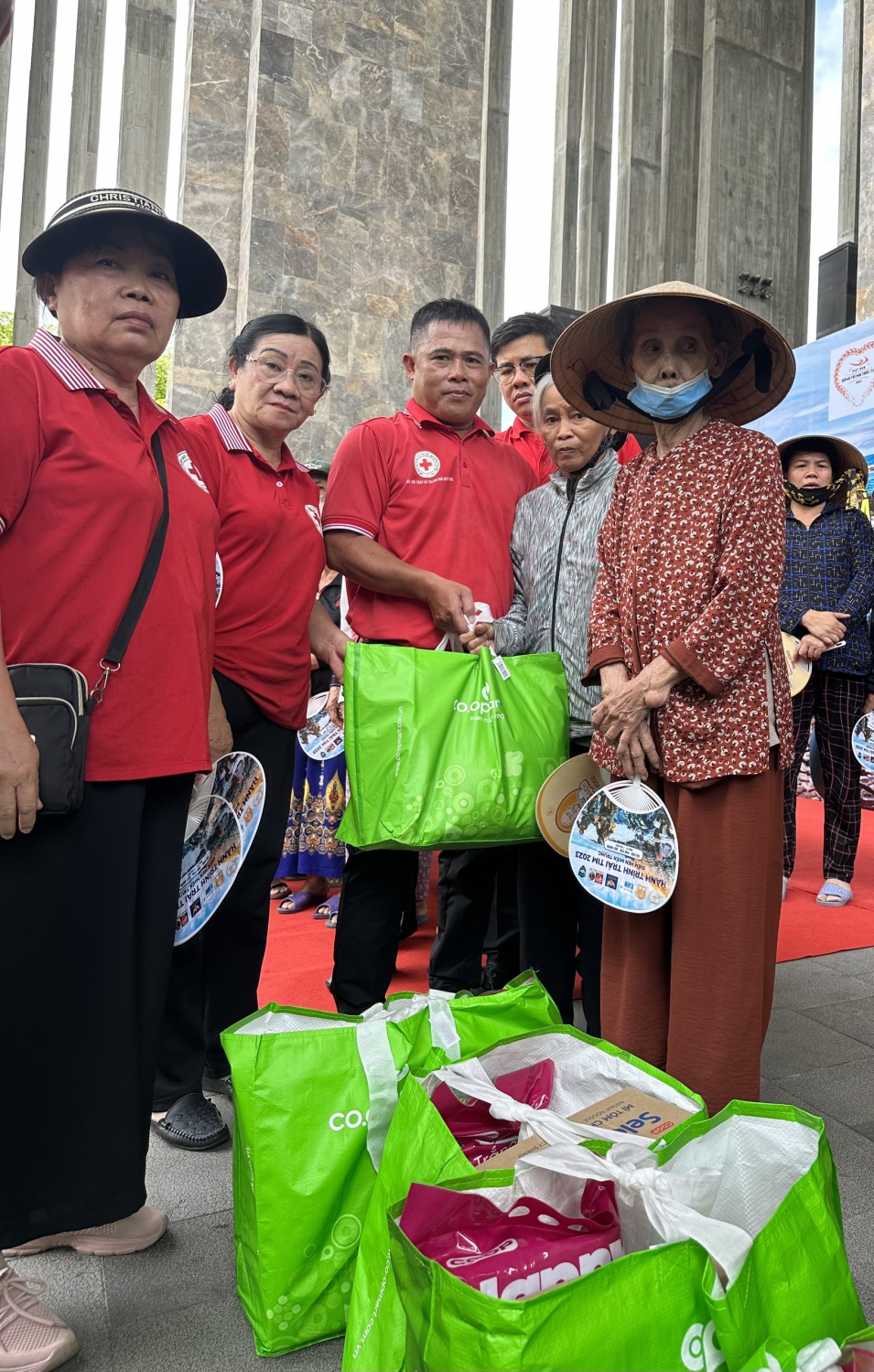 Chương trình “Hành trình trái tim 2023” tặng quà cho hộ nghèo, cận nghèo có hoàn cảnh khó khăn trên địa bàn TP Quy Nhơn
