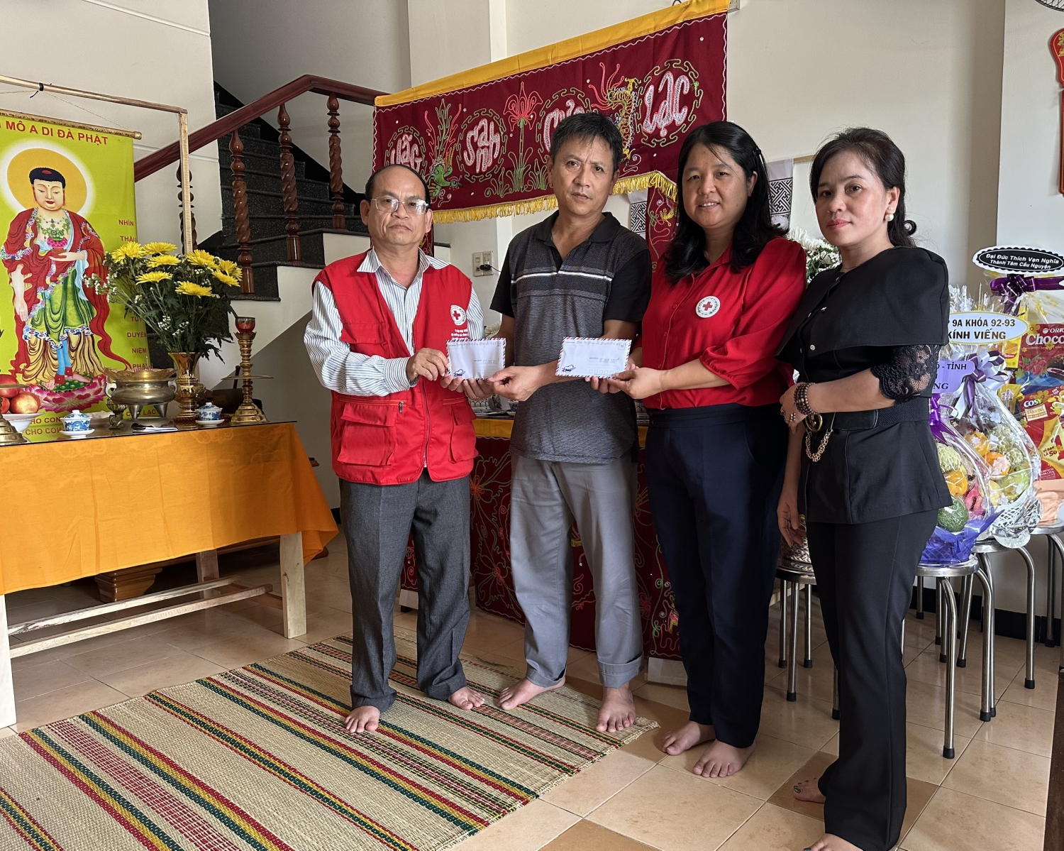 TRUNG ƯƠNG HỘI CTĐ VIỆT NAM, HỘI CTĐ TP HÀ NỘI, HỘI CTĐ QUẬN CẦU GIẤY THĂM GĐ NẠN NHÂN VỤ CHÁY CHUNG CƯ MINI Ở HÀ NỘI