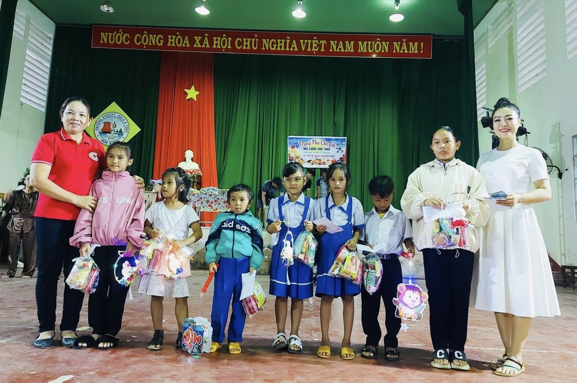 Tặng quà Trung thu cho trẻ em
