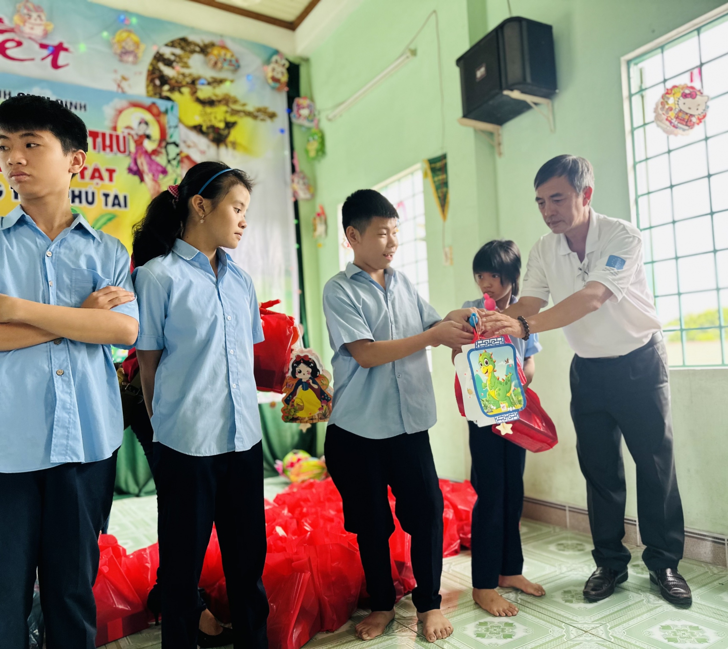 CLB Người Tình Nguyện (CTĐ tỉnh) Tặng quà trung thu cho bệnh nhi, trẻ em khuyết tật và khó khăn