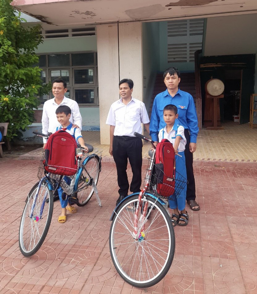 Hội CTĐ huyện Tây Sơn tặng xe đạp cho 2 học sinh có hoàn cảnh khó khăn