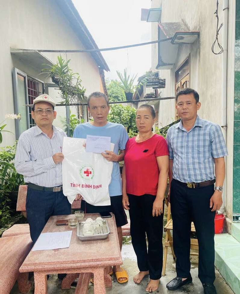 Hội CTĐ tỉnh trao số tiền 5 triệu đồng cho anh Nguyễn Văn Nơi