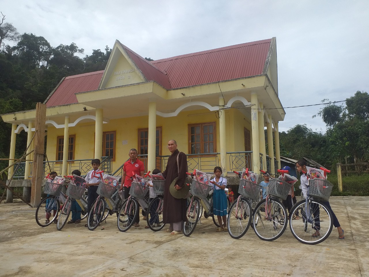 Trụ trì Chùa Long Sơn tặng xe đạp cho học sinh huyện An Lão