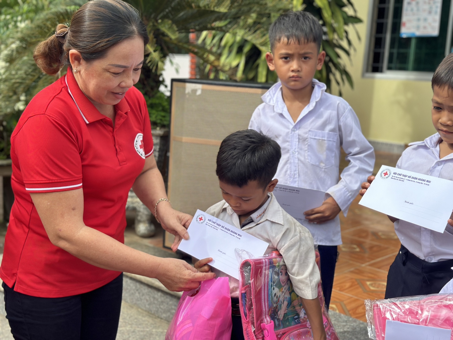 Hội CTĐ Quận Hoàng Mai tặng quà cho học sinh ở xã An Quang