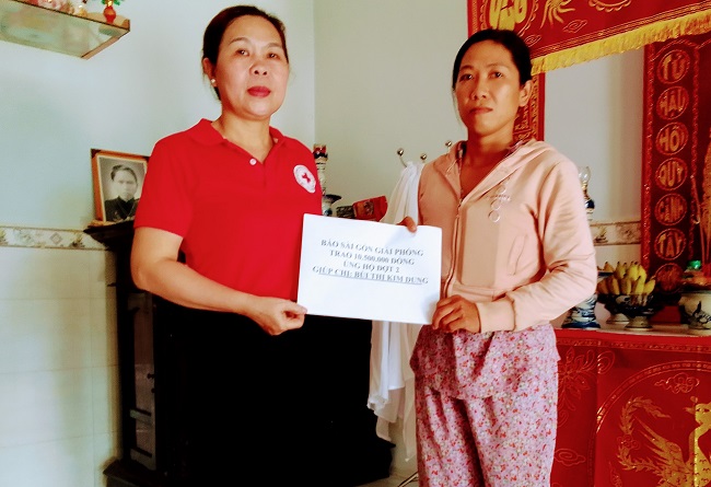 Bà Nguyễn Thị Nghĩa - Chủ tịch Hội Chữ thập đỏ xã Ân Đức huyện Hoài Ân chuyển trao lần 2 số tiền 10,5 triệu đồng cho chị Bùi Thị Kim Dung, vợ anh Hoàng.