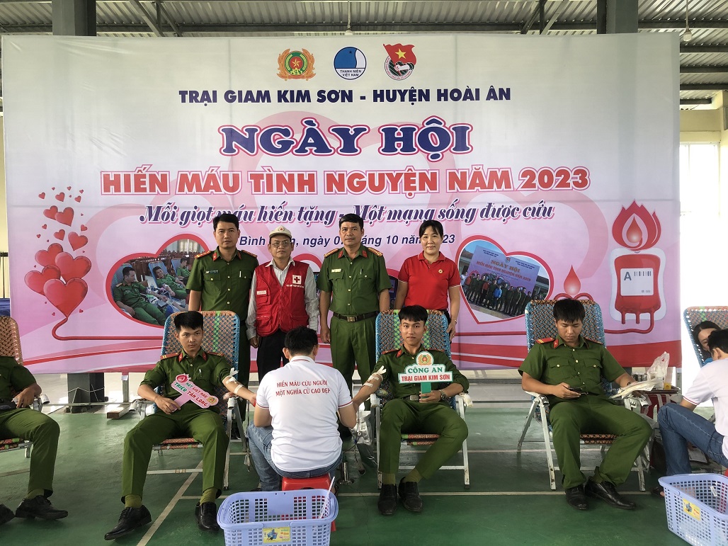Trại giam Kim Sơm (huyện Hoài Ân) hiến máu tình nguyện