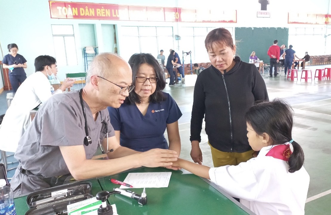 Nhóm y tế thiện nguyện Bless Việt Nam khám bệnh cấp thuốc miễn phí cho người dân ở 3 huyện của tỉnh Bình Định
