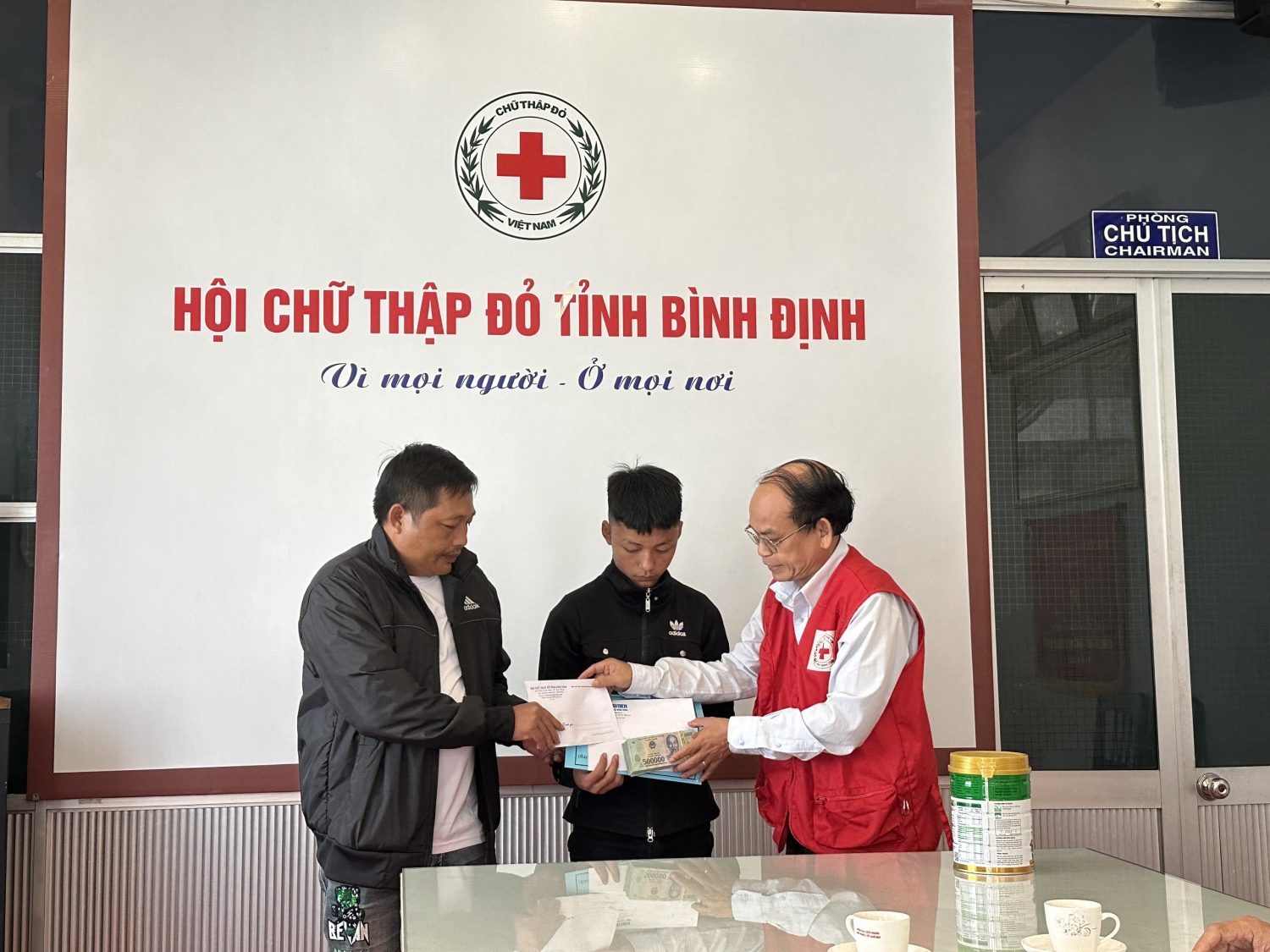 Hội CTĐ tỉnh Bình Định phối hợp với Báo Thanh Niên trao tiền bạn đọc cho bệnh nhân TNGT