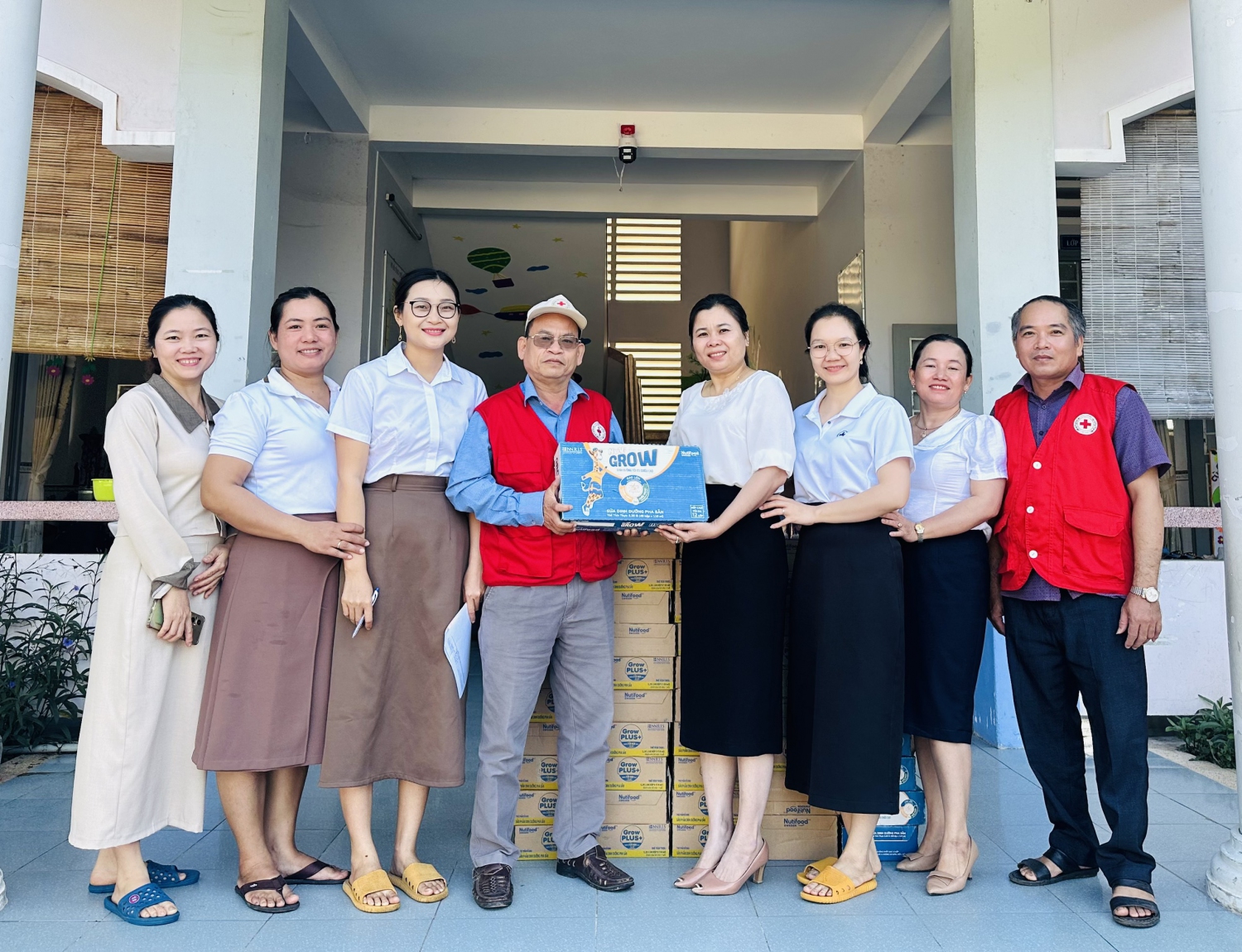 Trao tặng sữa cho học sinh trường Mầm non ở huyện Vĩnh Thạnh