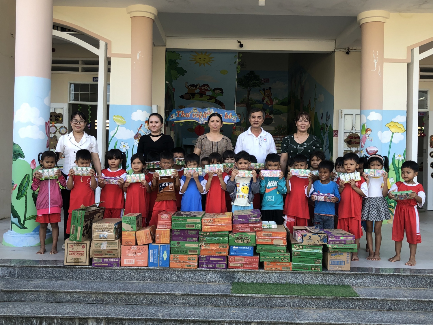 Tặng sữa cho học sinh mầm non ở huyện Vân Canh