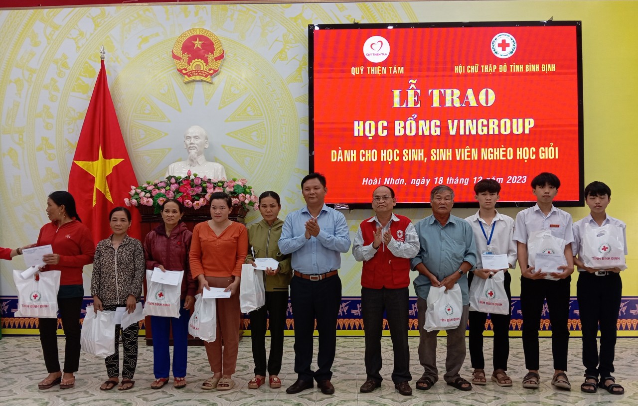 Trao học bổng Vingroup cho 219 học sinh, sinh viên nghèo có hoàn cảnh đặc biệt khó khăn