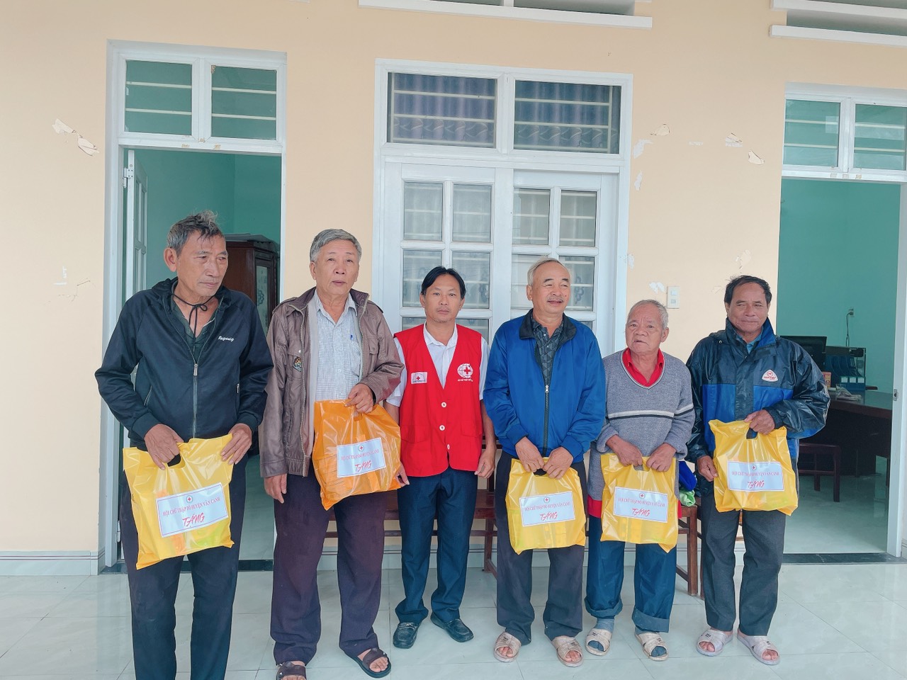 CTĐ huyện Vân Canh tặng quà cho người cao tuổi