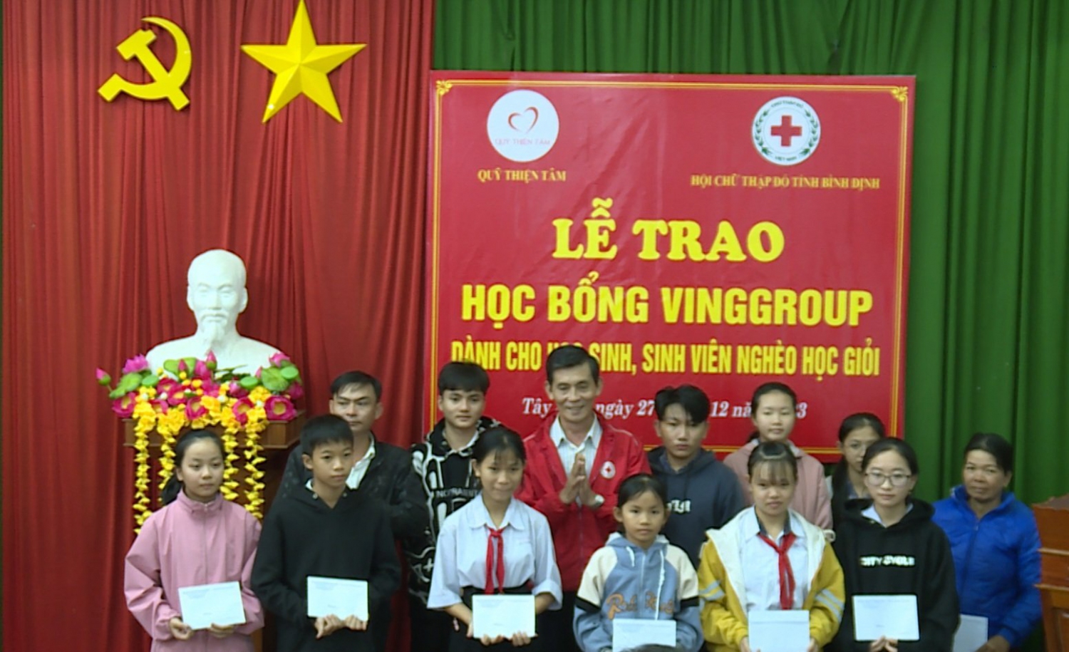 Trao học bổng Vingroup cho 12 học sinh có nghèo, hoàn cảnh khó khăn học giỏi