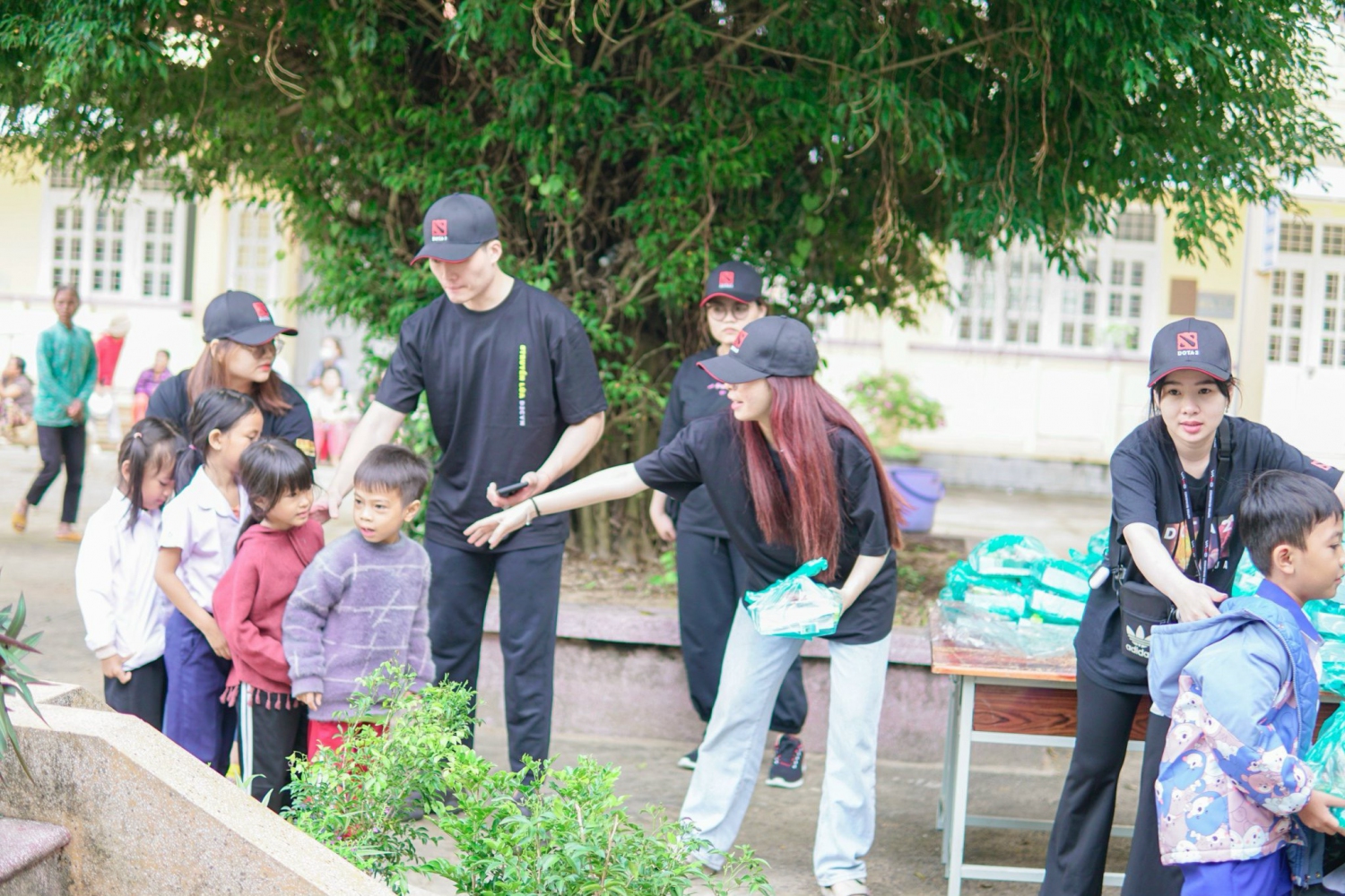 Tặng quà cho học sinh ở huyện Vân Canh