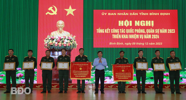 Phó Chủ tịch Thường trực UBND tỉnh Nguyễn Tuấn Thanh trao cờ thi đua, bằng khen của UBND tỉnh cho các tập thể và cá nhân có thành tích xuất sắc trong phong trào thi đua Quyết thắng