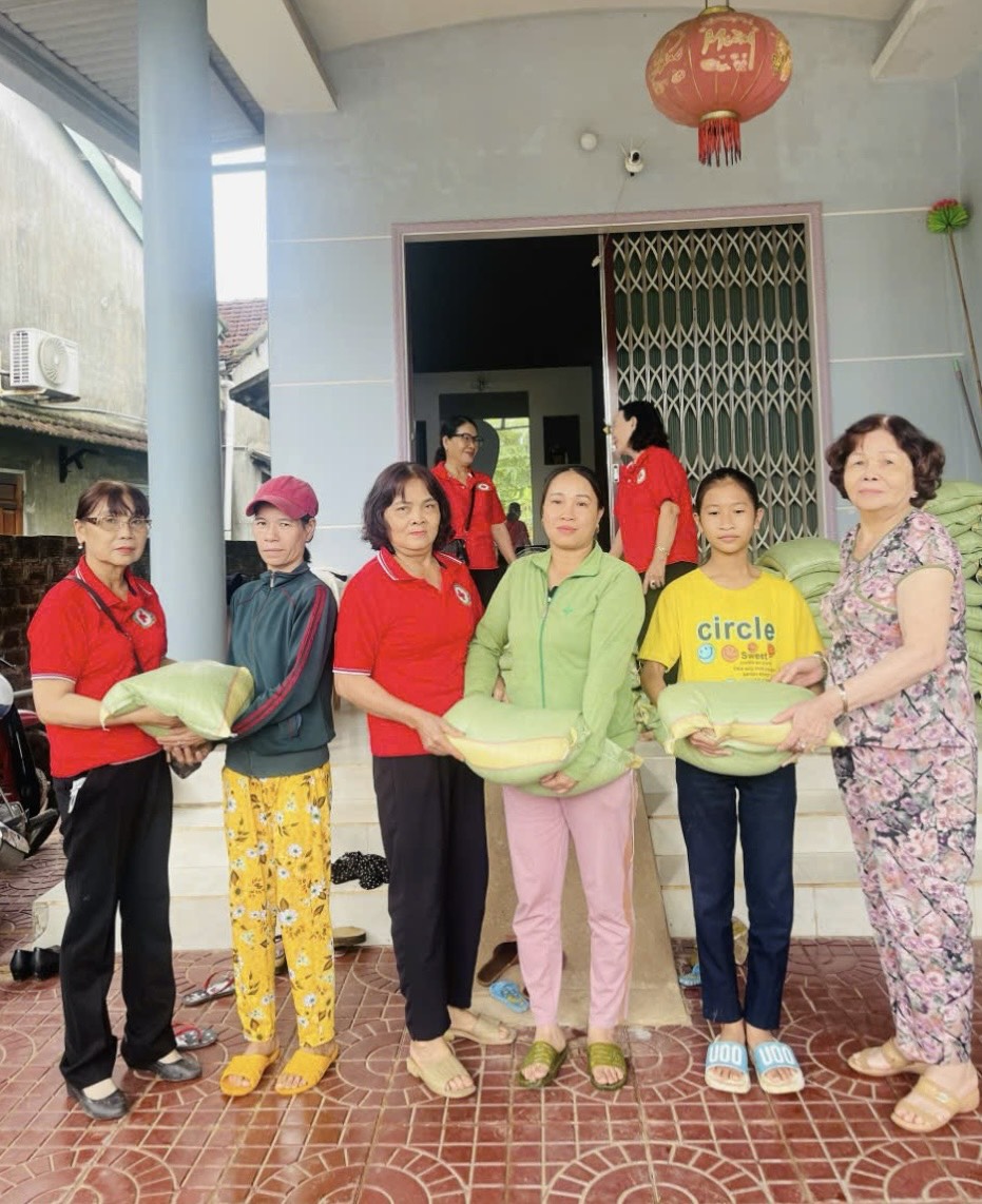 Một cá nhân tặng quà Tết cho người dân ở huyện Hoài Ân