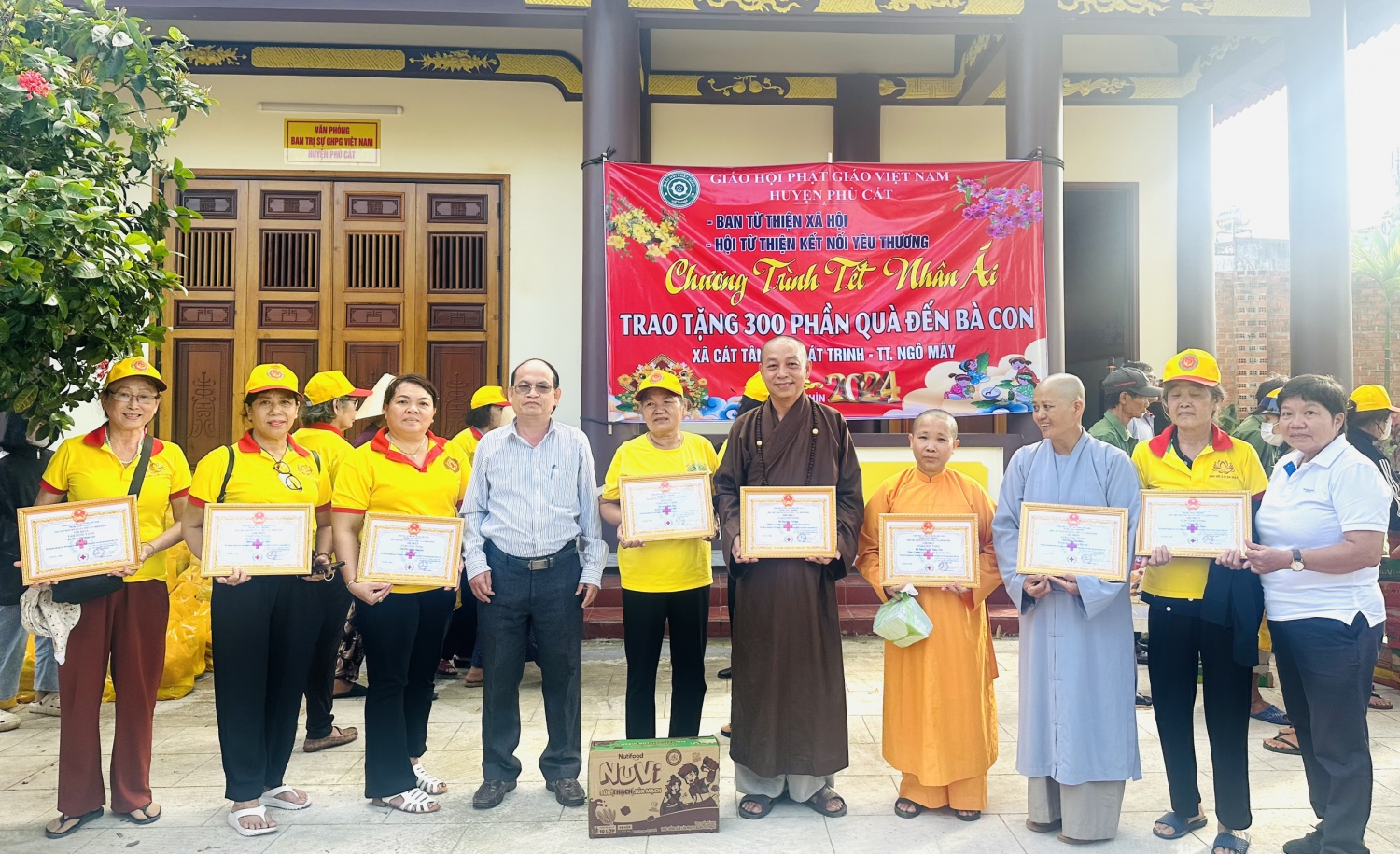 Chùa Long Hoa huyện Phù Cát tặng 300 phần quà cho hộ dân khó khăn