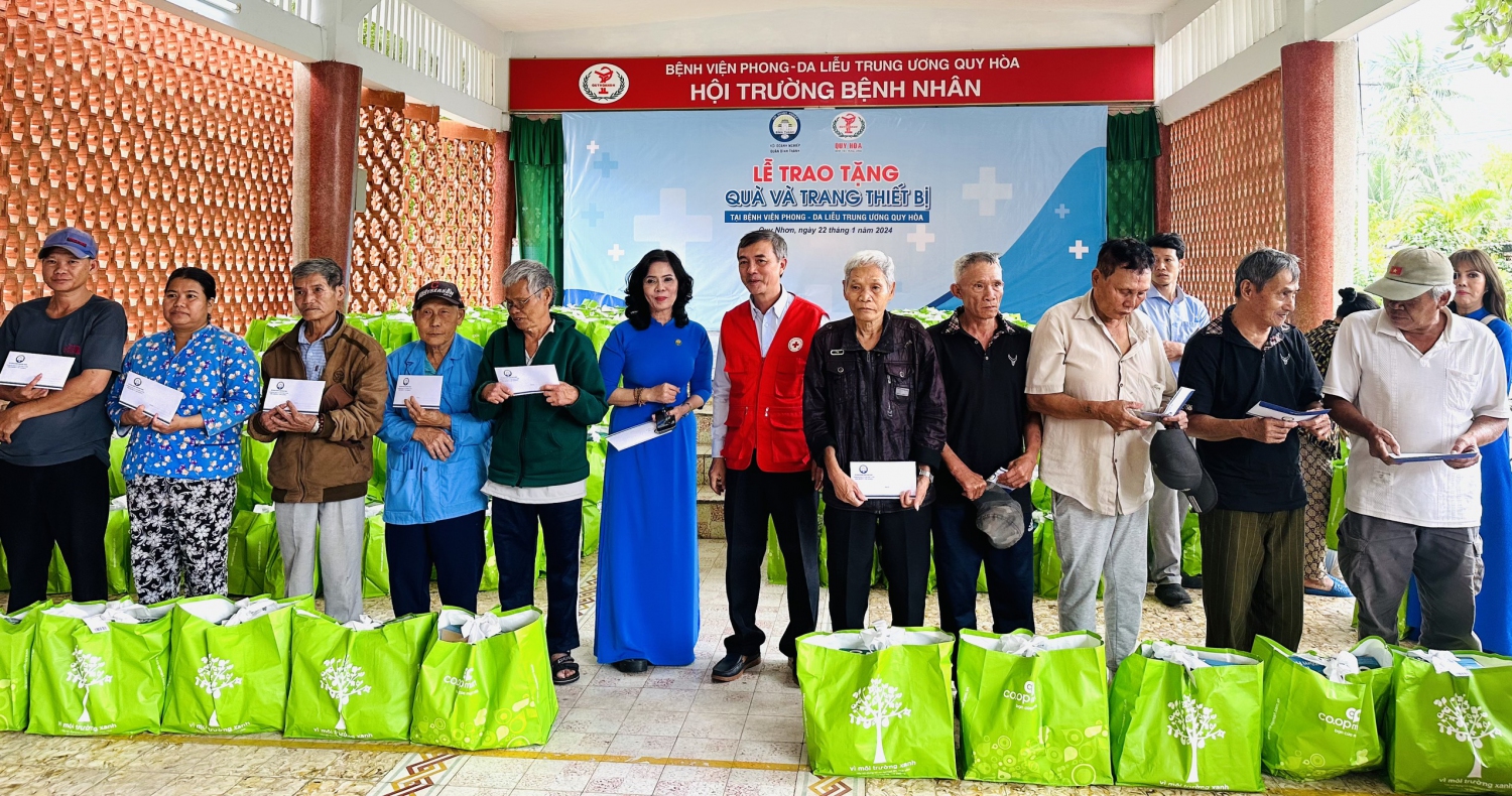 Hội CTĐ tỉnh phối hợp Hội DN quận Bình Thạnh tặng quà cho người dân làng phong Quy Hòa