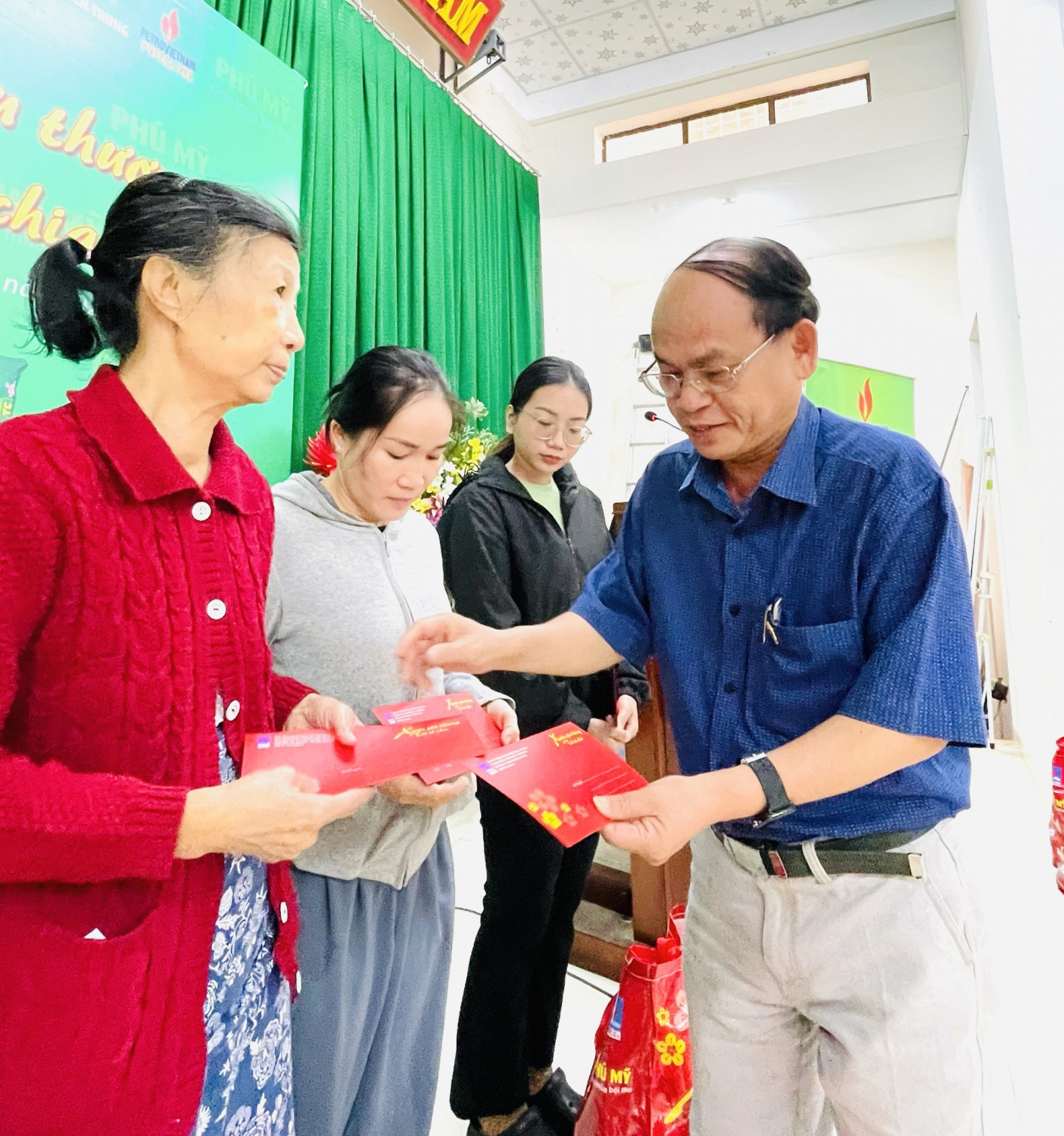 Công ty Phân bón và Hóa chất Dầu khí miền Trung tặng quà Tết cho cho hộ nghèo 3 địa phương trong tỉnh