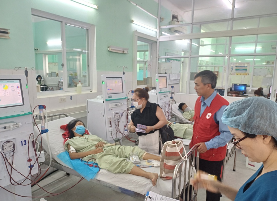 Tặng quà cho bệnh nhân chạy thận