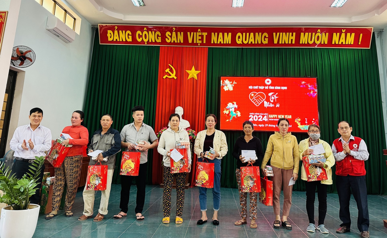 Hội Chữ thập đỏ tỉnh trao tặng quà tết cho người dân có hoàn cảnh khó khăn 3 địa phương trong tỉnh