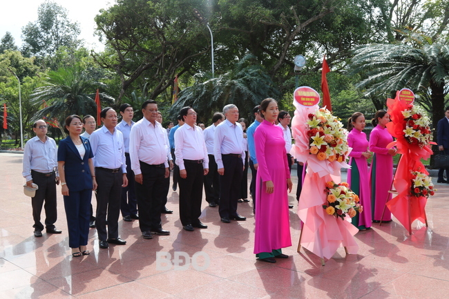 Các đồng chí lãnh đạo chuẩn bị dâng hoa trước Tượng đài Hoàng đế Quang Trung.