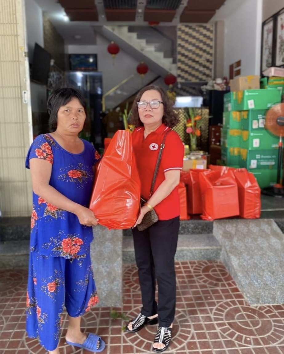 Hội CTĐ phường Nhơn Bình tặng quà cho người dân dịp đầu năm